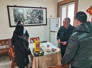 嘉诚中天所党支部慰问困难群众